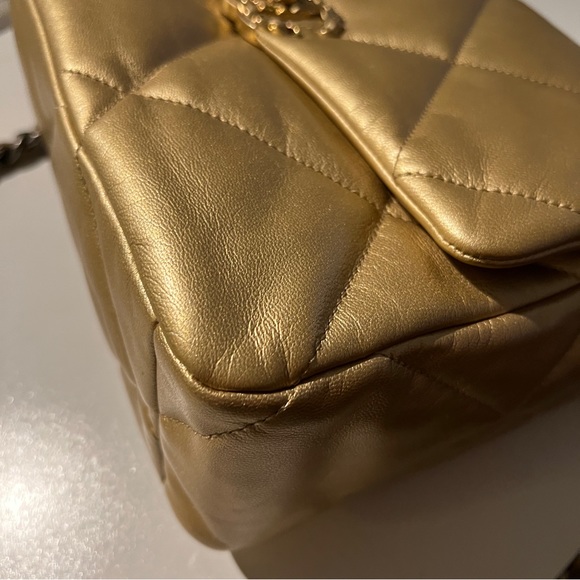 🦄 Chanel 19 Large in Gold Metallic - Picture 6 of 11